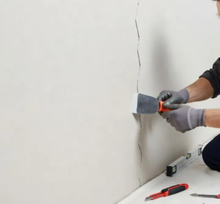 Specjalista Fixorynex wykonujący drobne naprawy ściany